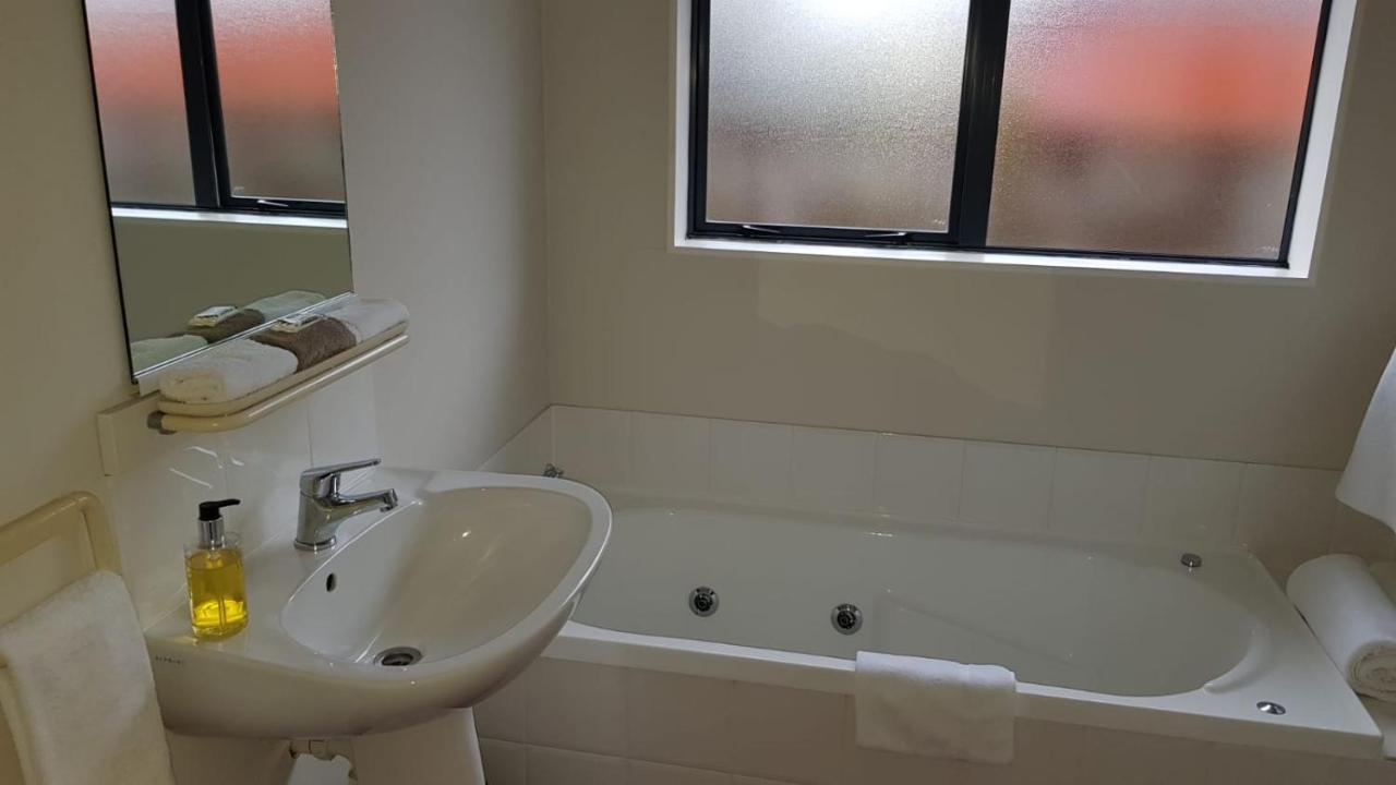 האוורה Tudor Lodge Motel מראה חיצוני תמונה
