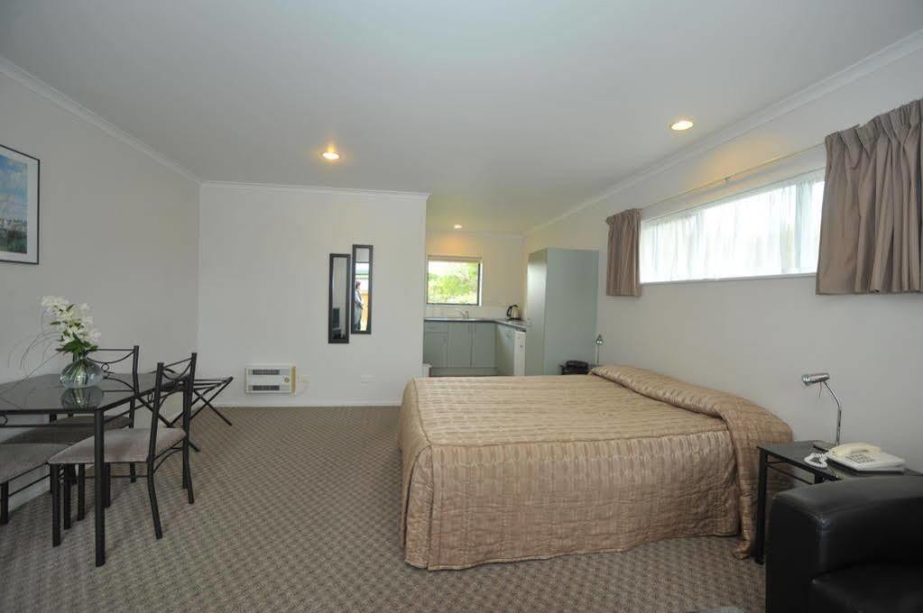 האוורה Tudor Lodge Motel מראה חיצוני תמונה